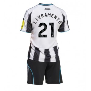 Newcastle United Tino Livramento #21 Jalkapallovaatteet Lasten Kotipeliasu 2025-26 Lyhythihainen (+ Lyhyet housut)